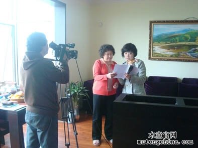 記者在為消費(fèi)者解讀室內(nèi)空氣污染檢測(cè)報(bào)告