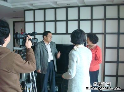 我公司專家在為消費(fèi)者說明室內(nèi)空氣污染