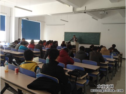 木童工程師為學生授課