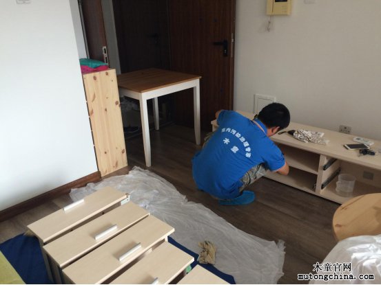 電視柜涂刷